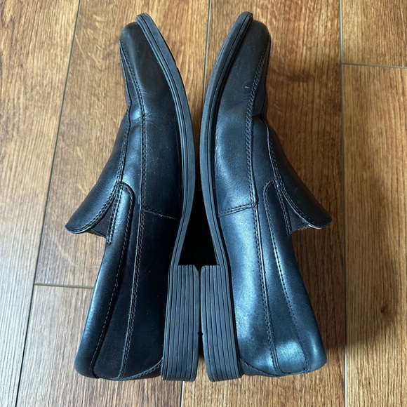 Clarks Men’s Black Leather Slip-On Dress Loafers Size 9.5 Wide Comfort - Picture 3 of 8